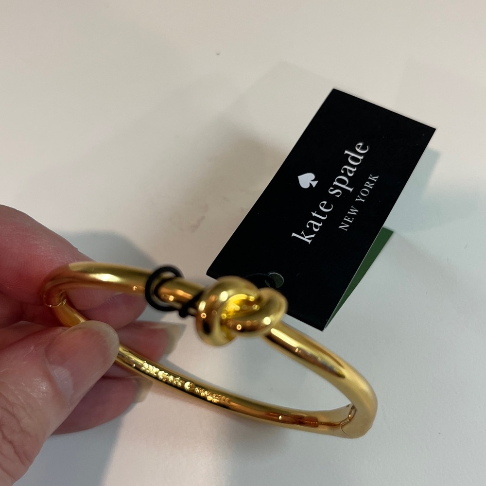 Kate Spade Shiny Gold Knot Bracelet
NEW WITH TAGS